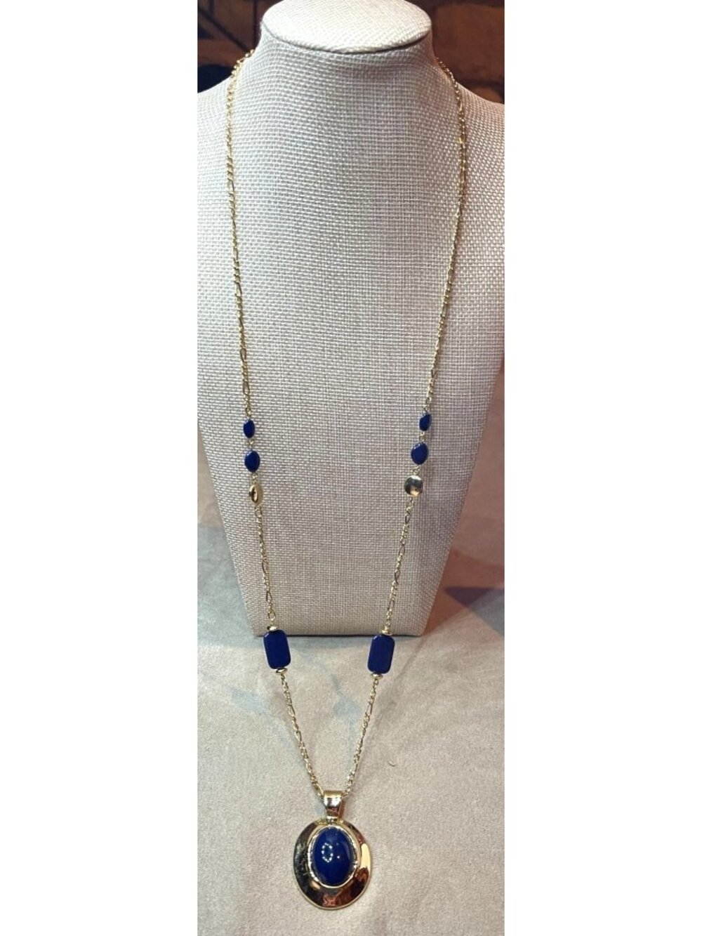 Vintage 90s Worthington Gold Tone Oval Pendant Necklace Blue Beaded Chain Statio